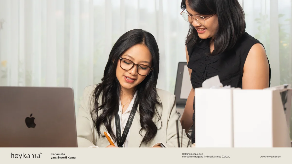 Upgrade Office Look Pakai Frame Kacamata Ini!