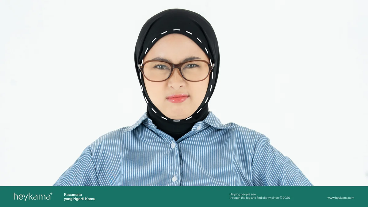 5 Rekomendasi Bentuk Kacamata yang Pas Buat Wajah Oval